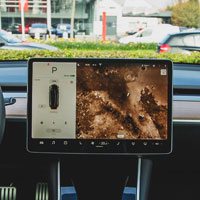 Tesla запретит играться в игры на главном дисплее автомобиля во время движения